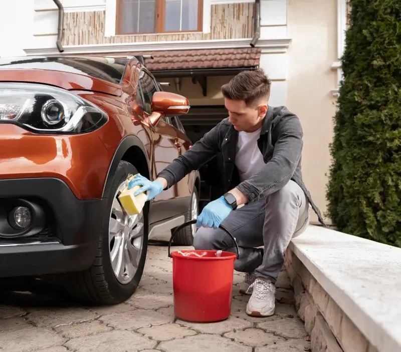 Lavage auto à domicile Castéra-Lectourois : professionnel intervenant sur un véhicule